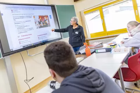 Schulleiterin Annette Benz am CJD-Campus in Homburg-Schwarzenbach in einer Unterrichtssituation in einem digitalen Lehrraum. Das