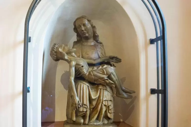 Die Pietà, die älteste Holzplastik der Pfalz, fand in der Hauensteiner Katharinenkapelle – gut gesichert – einen neuen Platz. Im