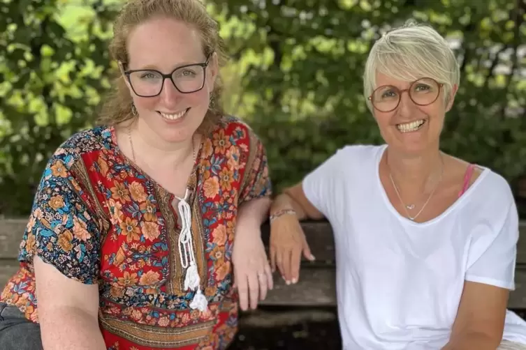 Widmen sich künftig verstärkt den Hausgeburten: Die Hebammen Yvonne Romero Alvarez und Birgit Piorr-Kemmer (rechts). 