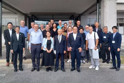 Empfang: Speyerer Reisegruppe vor dem Rathaus der japanischen Stadt Hiraizumi.