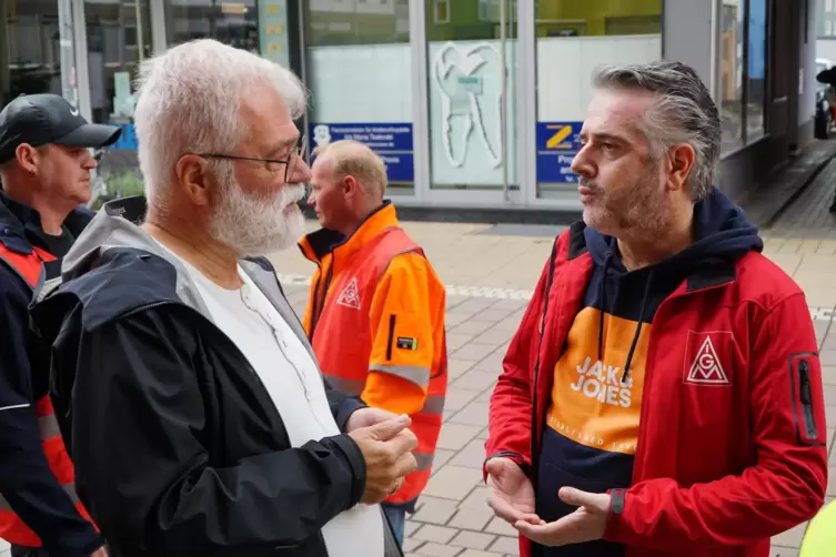 Salvatore Vicari von der IG Metall (rechts) und Dekan Peter Butz.