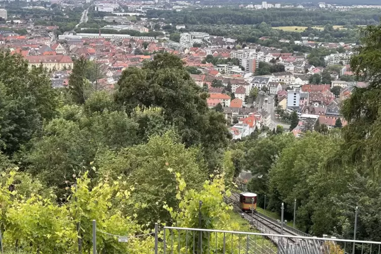 Start in Durlach: Eine Standseilbahn fährt auf den Turmberg.