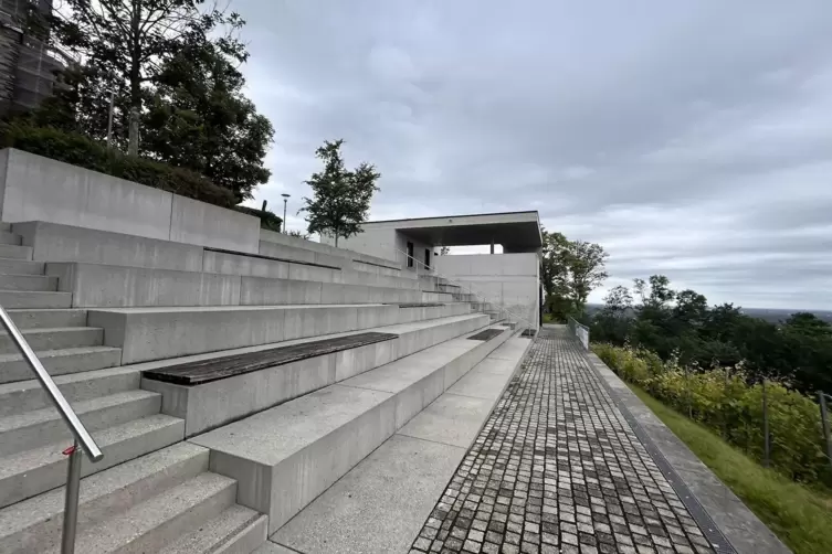 Aussichtsreiche Betonmoderne: die Turmbergterrassen über Durlach.