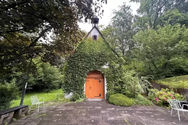 Zugewuchert: kleine Kapelle am Wegesrand.