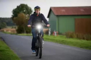 Mit der Hell-Dunkel-Grenze zugelassener Scheinwerfer wird verhindert, dass andere Verkehrsteilnehmer geblendet werden.