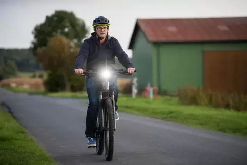 Mit der Hell-Dunkel-Grenze zugelassener Scheinwerfer wird verhindert, dass andere Verkehrsteilnehmer geblendet werden. 