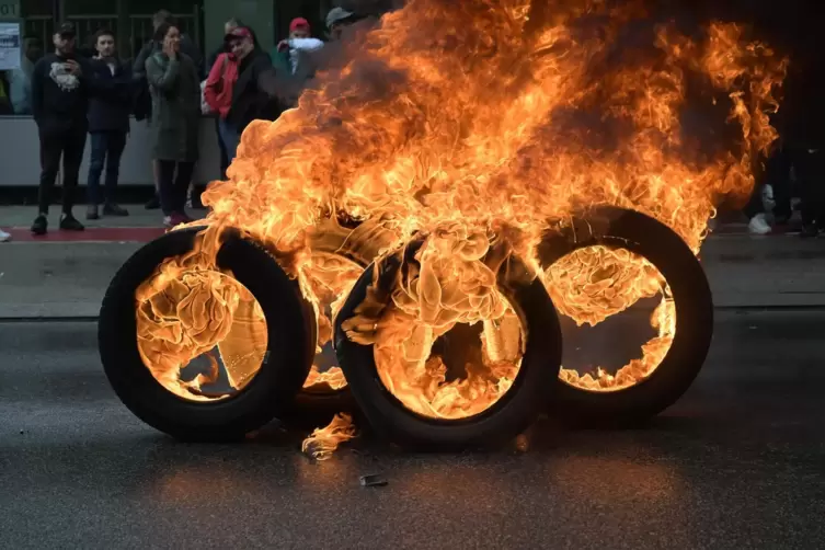 Brennende Reifen in der Form des Audi-Logos: Auch damit protestieren Beschäftigte gegen eine mögliche Werksschließung. 