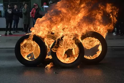 Brennende Reifen in der Form des Audi-Logos: Auch damit protestieren Beschäftigte gegen eine mögliche Werksschließung. 