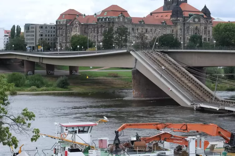 Die eingestürzte Carolabrücke in Dresden.