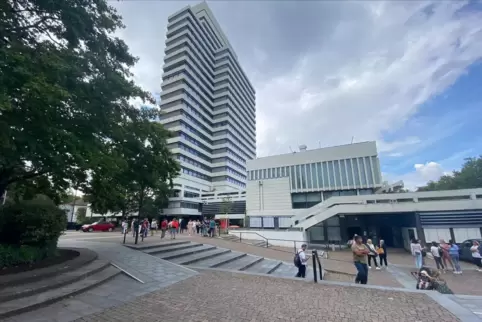 Der Himmel über dem Rathaus zieht sich immer mehr zu, die Aussichten werden immer düsterer.