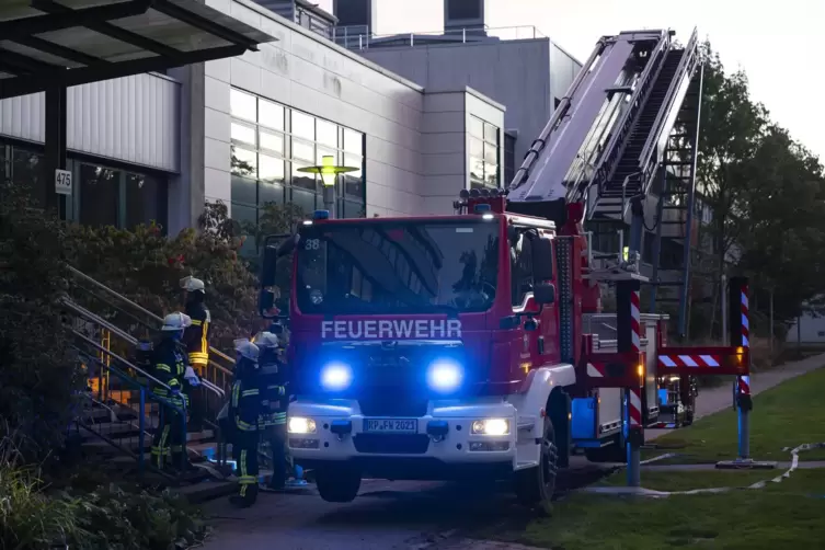 Es „brennt“ im Agrarzentrum: Die Feuerwehr rückt mit schwerem Gerät an.