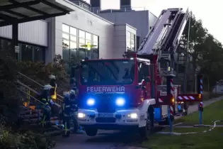 Es »brennt« im Agrarzentrum: Die Feuerwehr rückt mit schwerem Gerät an.