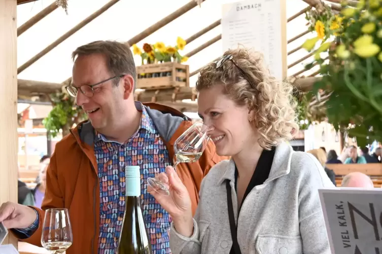 Ein Hauch von Pfirsch- und Zitrusaromen: Janina Huber verkostet entalkohlisierten Riesling in den Schubkärchlern, im Hintergrund