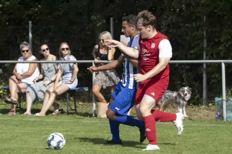 Zweikampf im jüngsten Derby: Münchweilers Michael Martin (links) gegen Niklas Metzger vom ASV Winnweiler. 