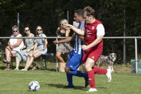 Zweikampf im jüngsten Derby: Münchweilers Michael Martin (links) gegen Niklas Metzger vom ASV Winnweiler. 