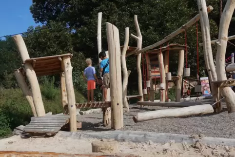 Abenteuerspielplatz mit lauter Unikaten: das neue Außengelände der Villa-Familia-Kinderscheune. 