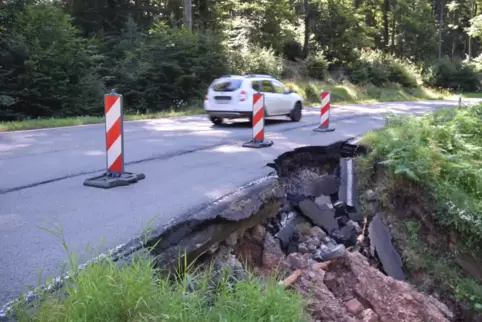 Am Braunsberg ist die Straße nach einem Hangrutsch beschädigt.