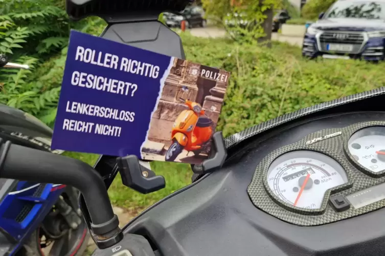 Freundlicher Hinweis: Rollerfahrer sollten nicht nur dem Lenkradschloss vertrauen. Langfinger knacken diese Schlösser im Handumd