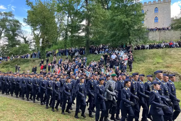 Einmarsch zum Gelöbnisplatz auf dem Schlosshof. 