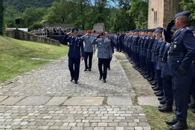 Ranghohe Offiziere und OB Weigel beim Abschreiten der Formation.