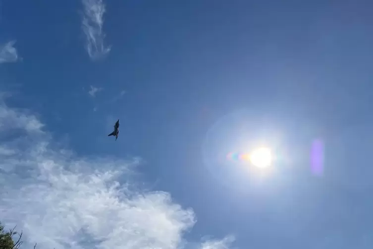 Ein Eurofighter flog am Ende des Gelöbnisses eine Schleife über dem Schloss.