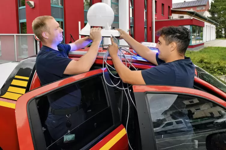 Was diese Frankenthaler Feuerwehrmänner auf dem Autodach befestigen, ist eine mobile Sirene. Solche Gefahrenmelder hat auch die 