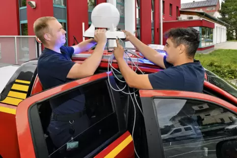 Was diese Frankenthaler Feuerwehrmänner auf dem Autodach befestigen, ist eine mobile Sirene. Solche Gefahrenmelder hat auch die 