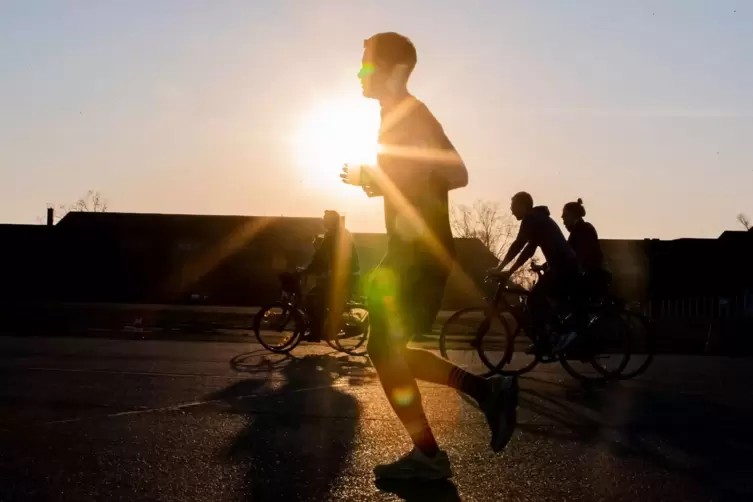 Ein Jogger im Gegenlicht