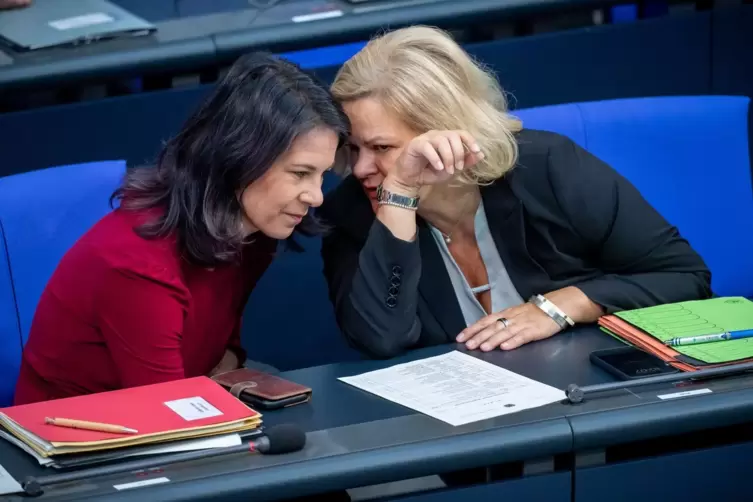 Faeser und Barbock im Bundestag