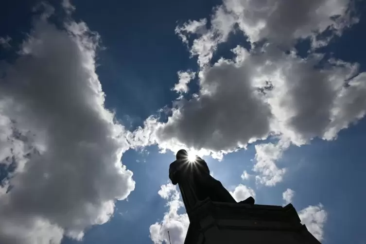 Sonne und Wolken wechseln sich ab.