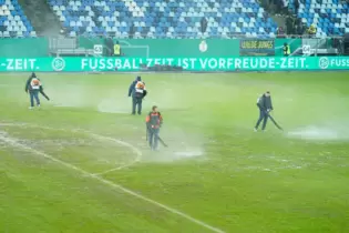 Mit Laubbläsern wurde beim ersten Pokal-Termin gegen Mönchengladbach versucht, das Wasser vom alten Ludwigspark-Rasen zu bekomme