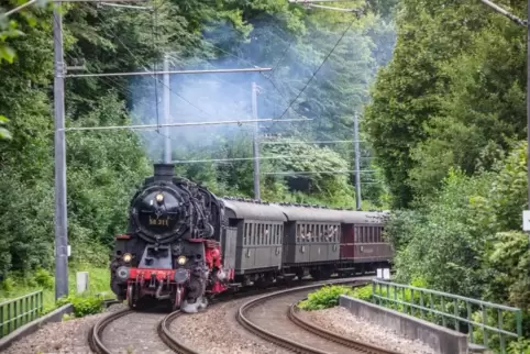 Die Lokomotive 58 311 der Dampfnostalgie Karlsruhe, einer Sektion der Ulmer Eisenbahnfreunde.