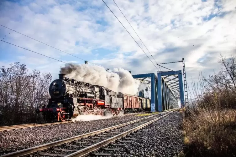 Die Lokomotive 58 311 der Dampfnostalgie Karlsruhe, einer Sektion der Ulmer Eisenbahnfreunde.