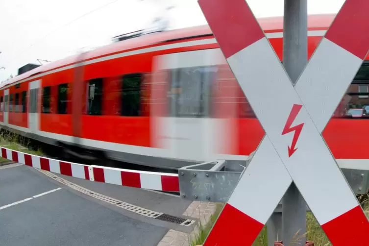 Wegen Instandhaltungarbeiten an den Gleisen und am Bahnübergang auf der B48 in Bayerfeld-Steckweiler nehmen zwei Buslinien eine 