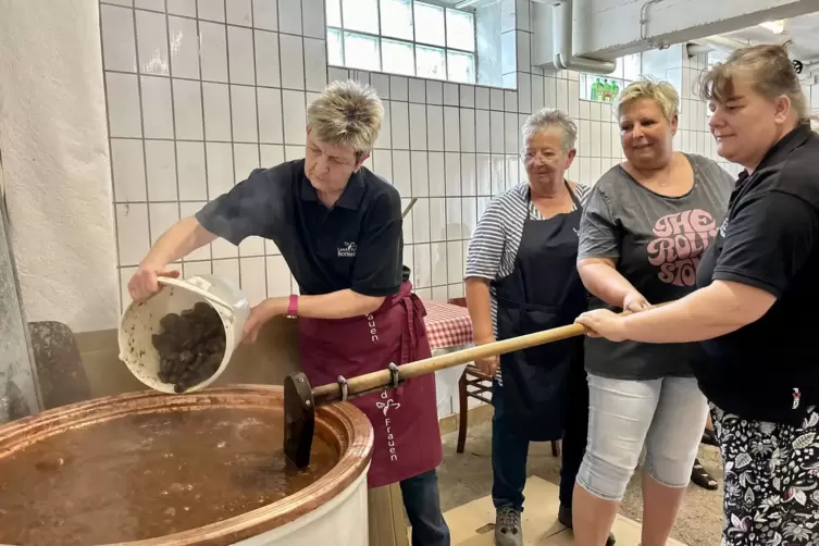 Die Bottenbacher Landfrauen in der Latwerge-Küche: Beate Schnur, Renate Dzemski, Annette Blumenauer und Stefanie Weber (von link