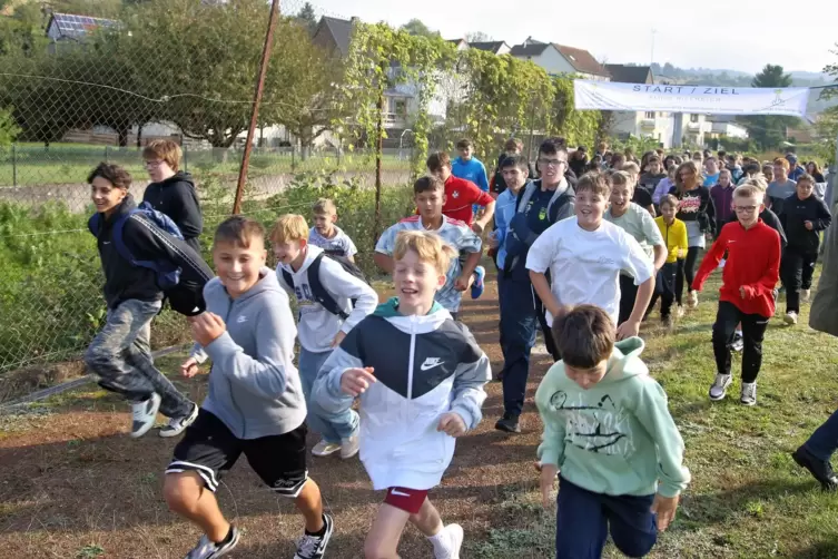 14. Spendenlauf der Realschule plus Altenglan zugunsten der gemeinnützigen Gesellschaft „Direkt für Kinder“: 300 Schüler beteili