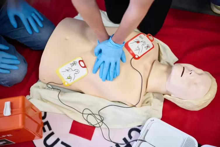 Die Reanimation mit Hilfe eines Defibrillators in der Erste-Hilfe-Ausbildung.