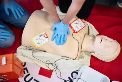 Die Reanimation mit Hilfe eines Defibrillators in der Erste-Hilfe-Ausbildung.