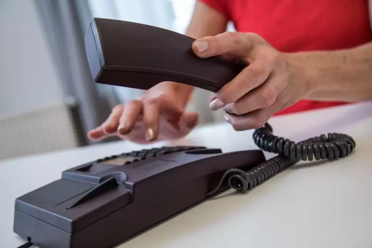 Eine Frau benutzt ein Festnetztelefon