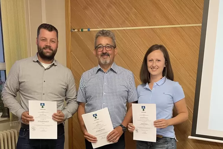 Ddie neue Gemeindespitze mit den Beigeordneten Steffen Diesel und Ann-Kristin Kohler zusammen mit Ortsbürgermeister Thomas Ehl. 