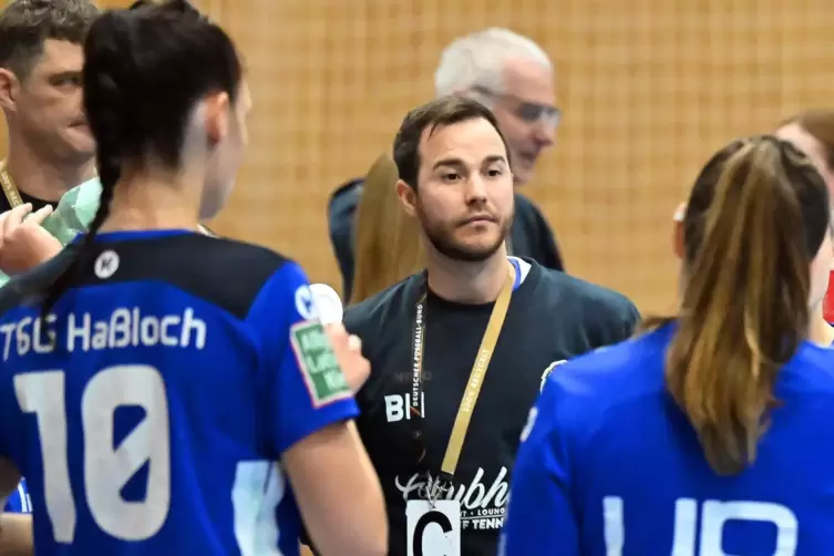 Benedikt Hettich (hier in der Saison 2023/2024) ist nun alleine Cheftrainer der TSG-Handballerinnen.