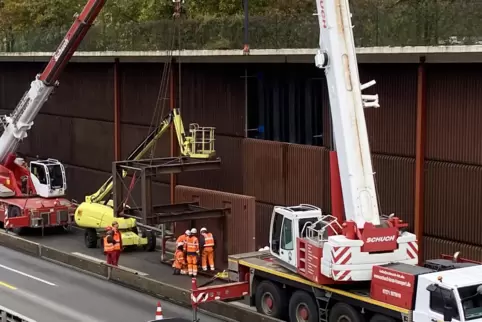 Die abgestürzte Lärmschutzplatte war ersetzt und die komplette Wand mit Korsettstangen gesichert worden. 