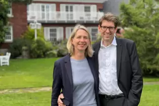 Tjorven Bellmann und Matthias Lüttenberg vor der deutschen Residenz in der kanadischen Hauptstadt Ottawa.