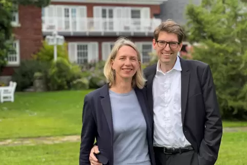 Tjorven Bellmann und Matthias Lüttenberg vor der deutschen Residenz in der kanadischen Hauptstadt Ottawa. 