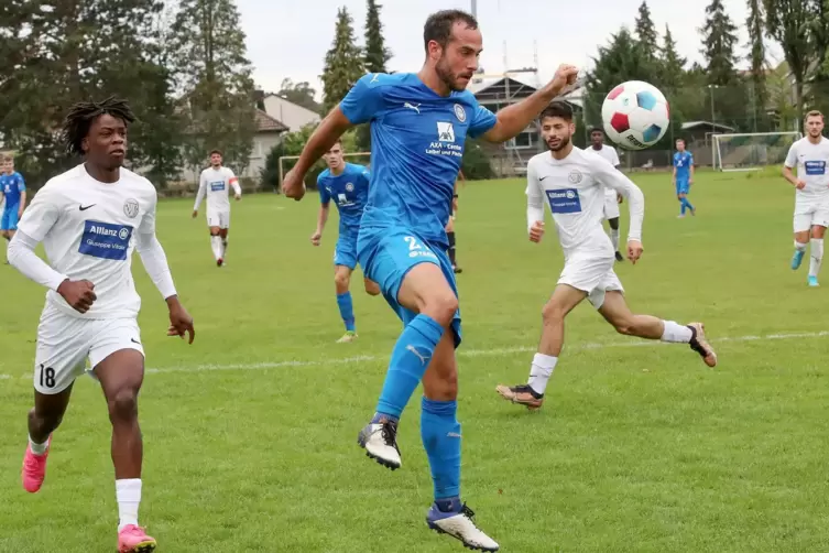 Fehlt dem Landesligisten FSV Schifferstadt länger: Torjäger Sven Hoffmann (Mitte) hat sich im Derby verletzt. 