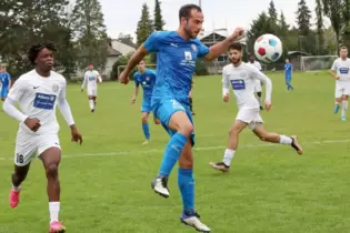 Fehlt dem Landesligisten FSV Schifferstadt länger: Torjäger Sven Hoffmann (Mitte) hat sich im Derby verletzt.