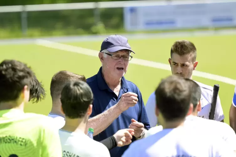 Jeden Spieler individuell fördern: Die Arbeit für TFC-Trainer Robert Willig (Mitte) geht weiter.