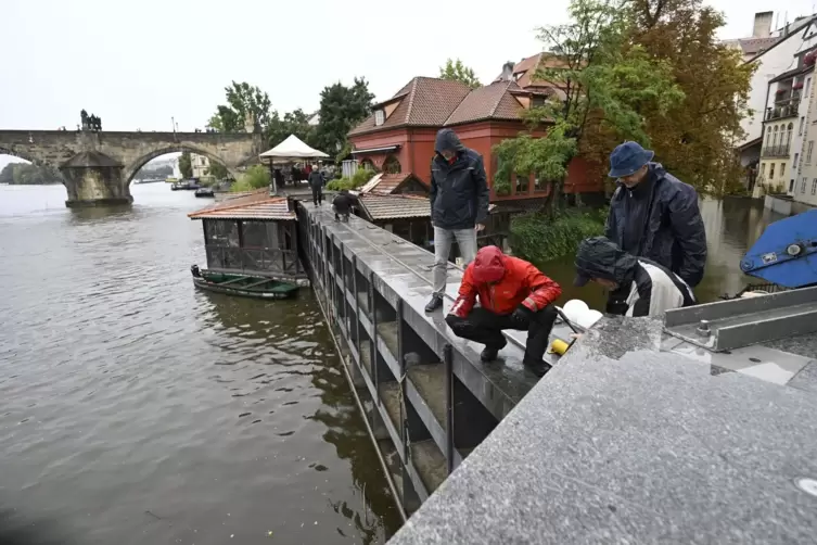 Vorbereitung auf Moldau-Hochwasser in Tschechien