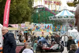 Mittags ist es noch vergleichsweise ruhig auf dem Herbstmarkt, aber viele Berufstätige kommen gerne zum Mittagessen her. 