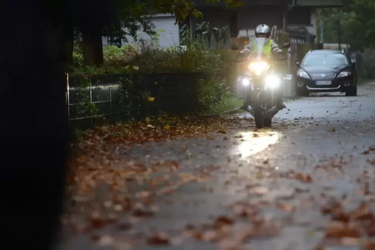 Ein Motorrad auf einer Straße